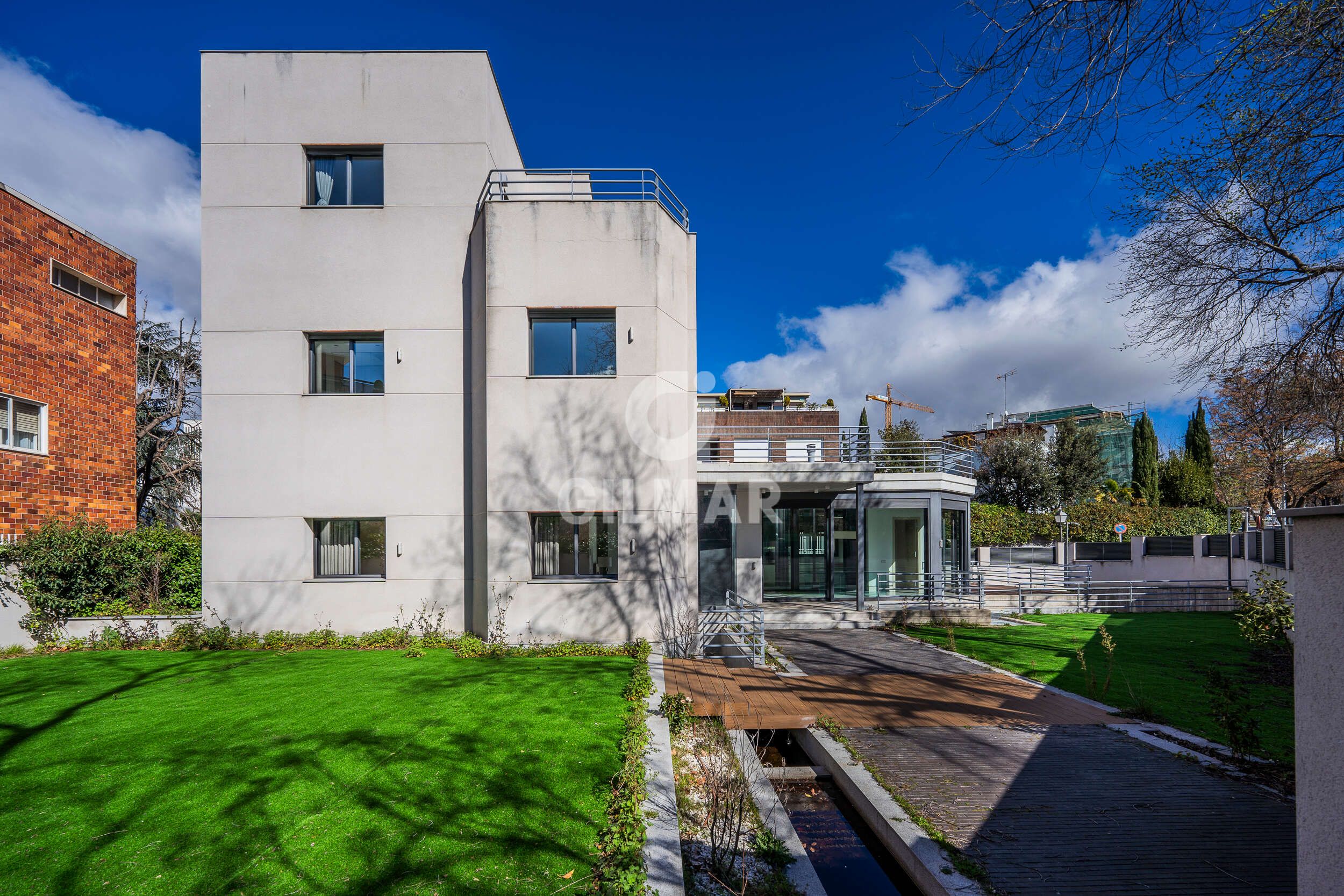 Vista exterior de Casa o xalet en venda en  Madrid Capital amb Calefacció, Jardí privat i Piscina