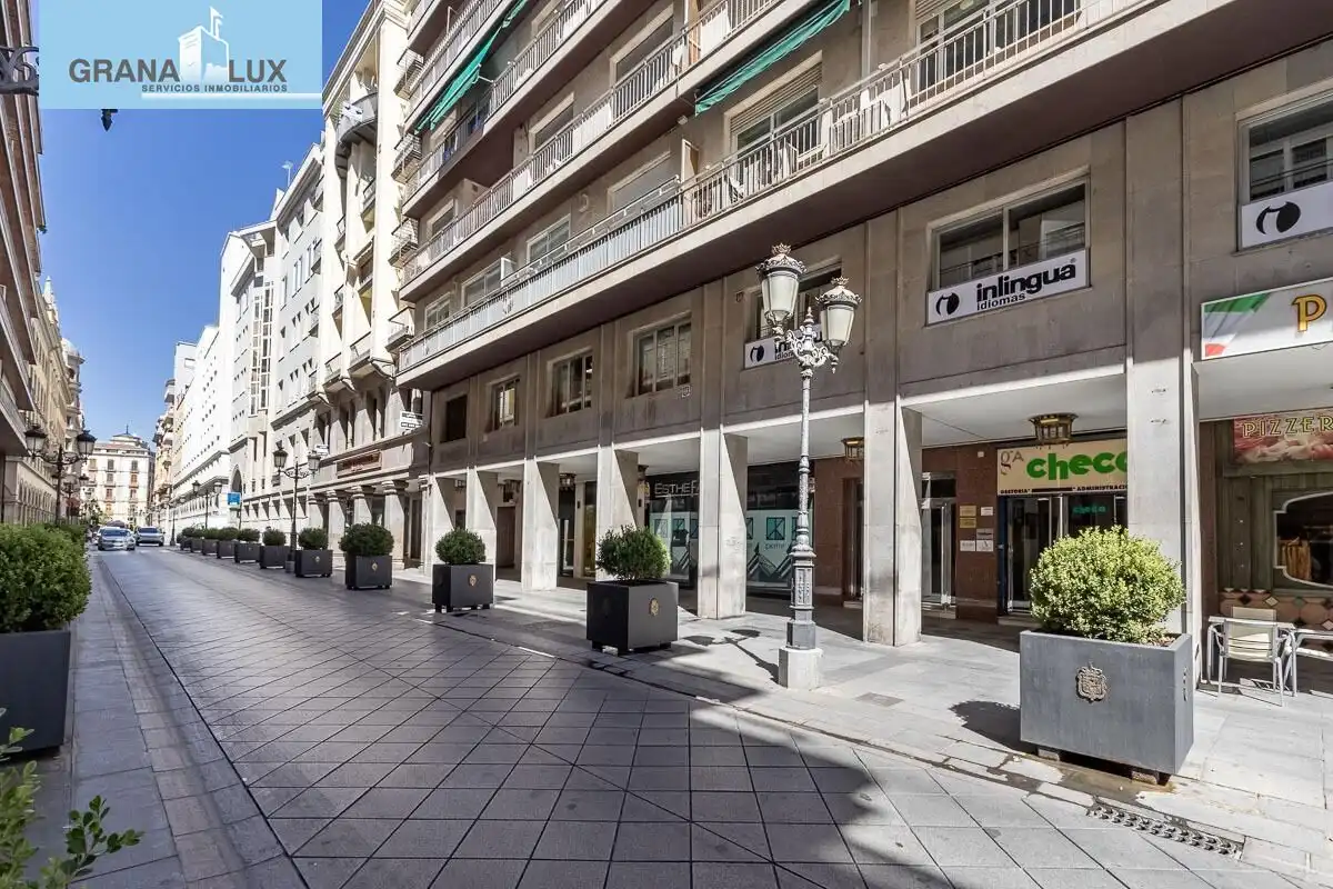 Vista exterior de Local en venta en  Granada Capital con Aire acondicionado