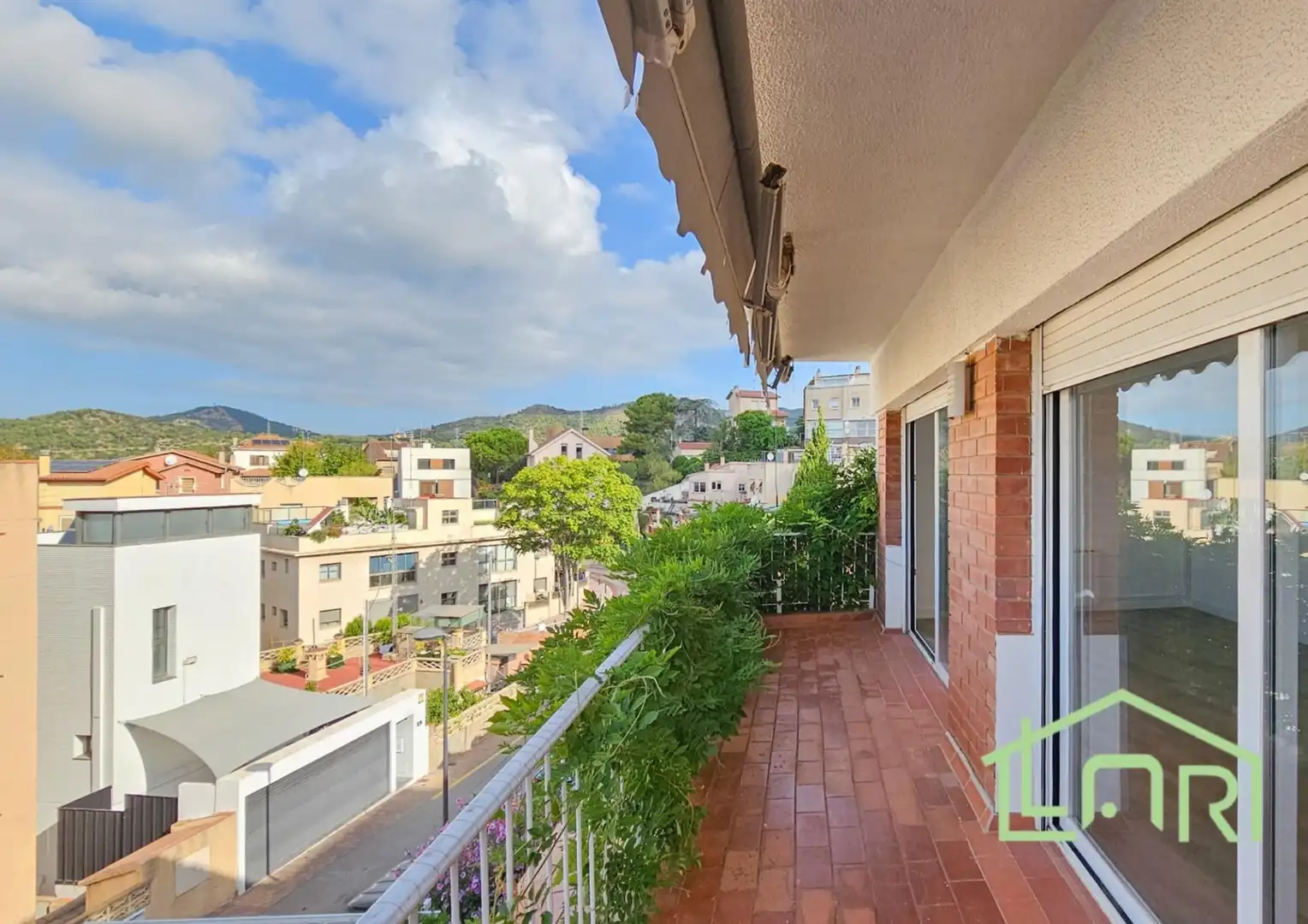 Vista exterior de Casa o xalet en venda en Sant Just Desvern amb Calefacció, Jardí privat i Parquet