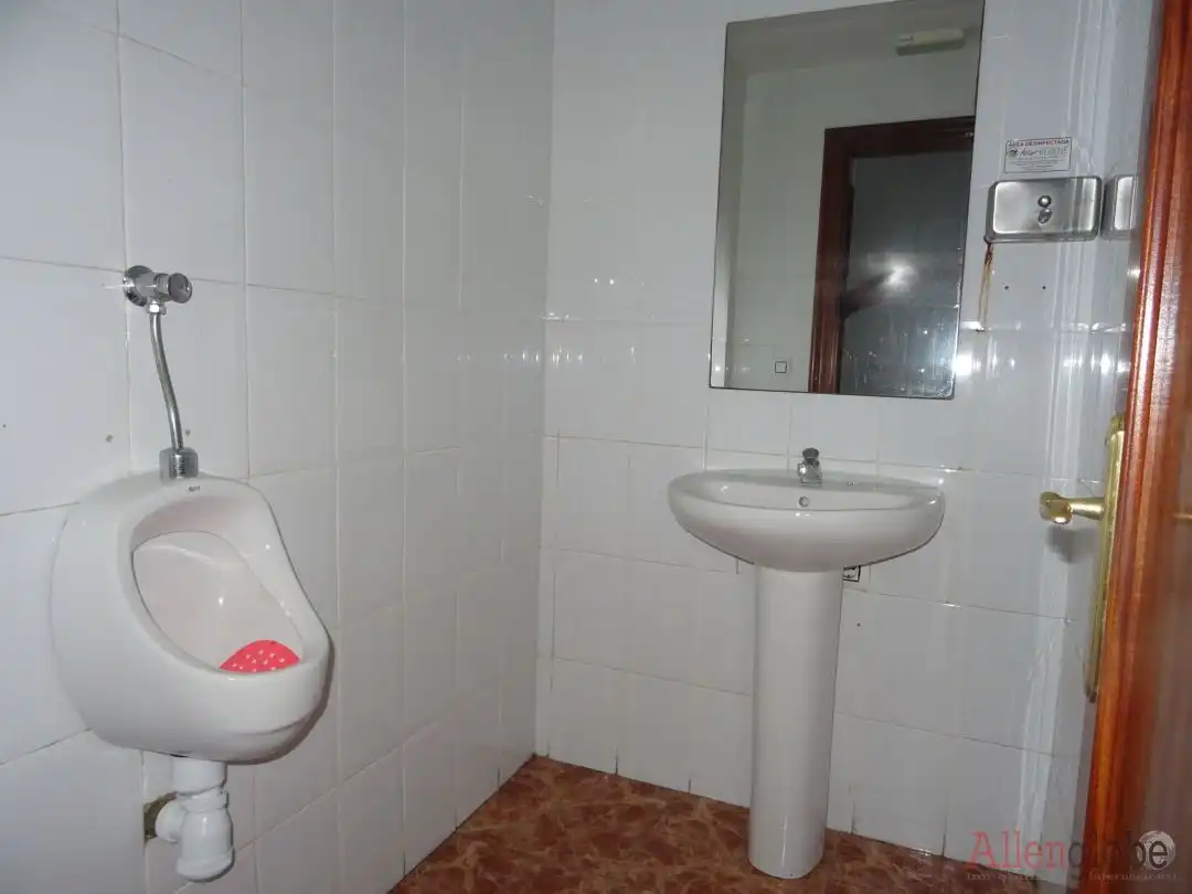 Baño de Local en venta en Oviedo 