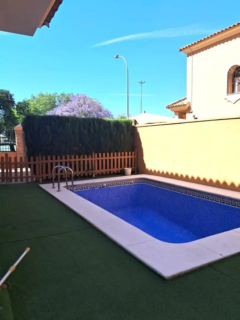 Piscina de Casa o chalet en venta en La Rinconada con Jardín privado