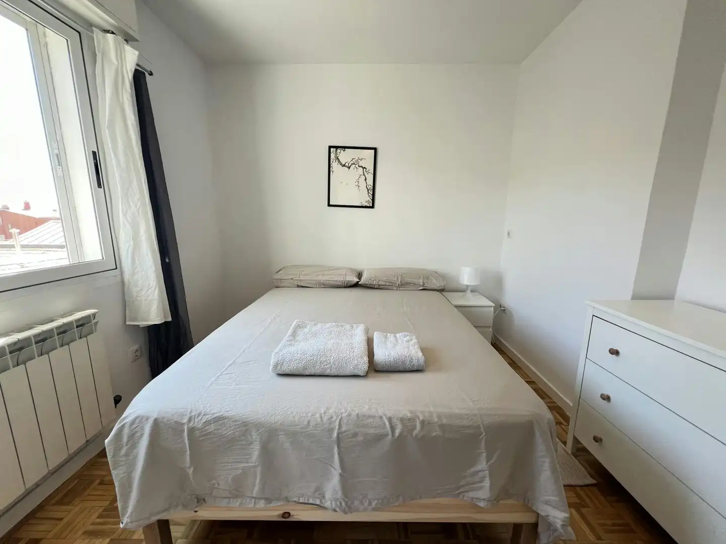 Dormitori de Pis de lloguer en Madrid amb Aire condicionat, Moblat i TV