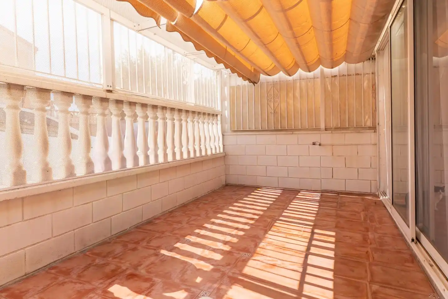 Terrasse von Einfamilien-Reihenhaus zum Verkauf in Santa Pola mit Klimaanlage, Privatgarten und Terrasse
