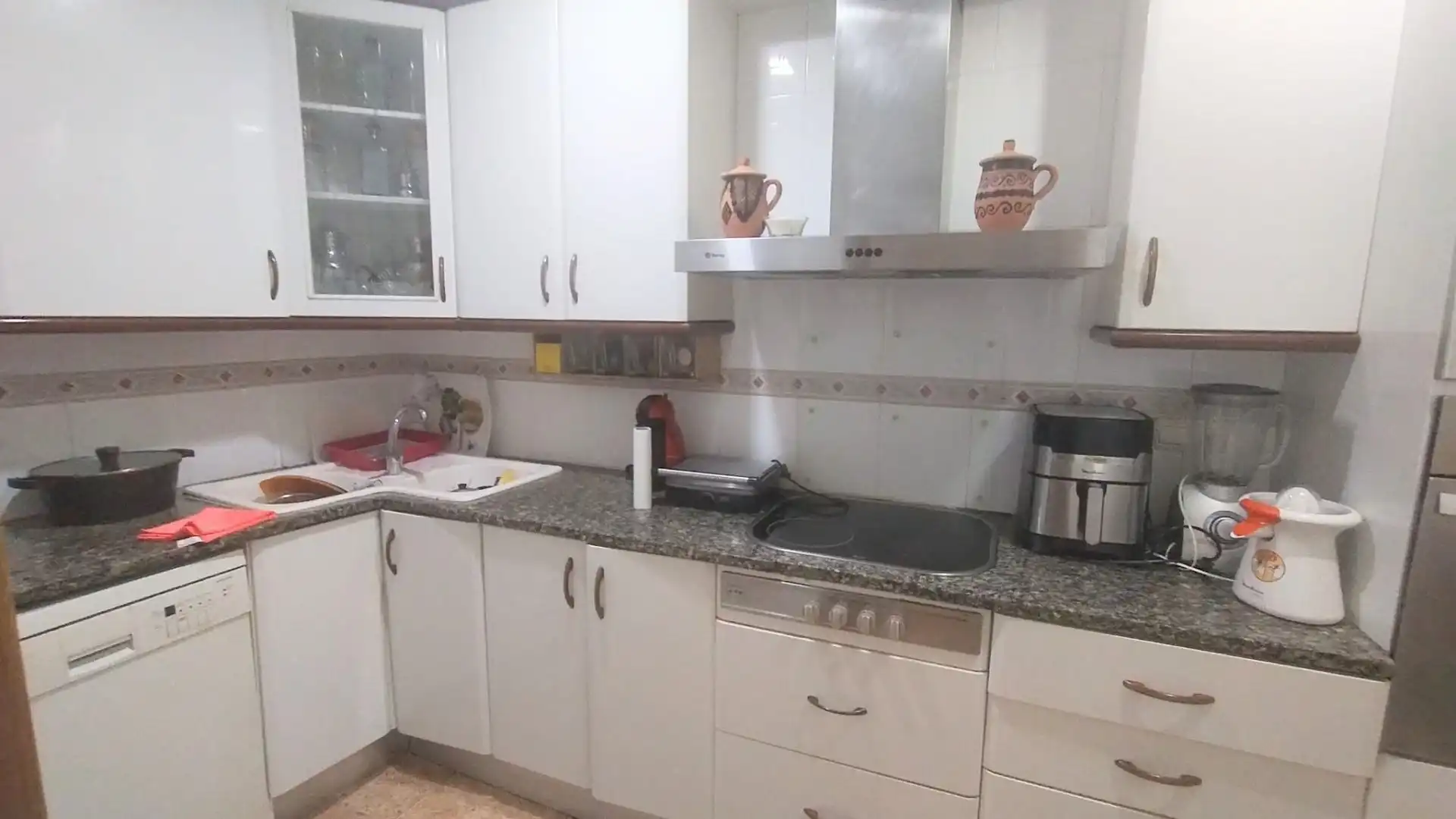Küche von Haus oder Chalet zum Verkauf in Salt mit Privatgarten