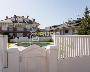 Vista exterior de Casa o xalet en venda en Laredo amb Terrassa, Piscina i Balcó