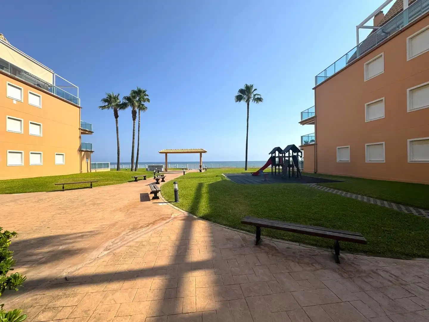 Vista exterior de Apartament en venda en Dénia amb Aire condicionat, Jardí privat i Terrassa