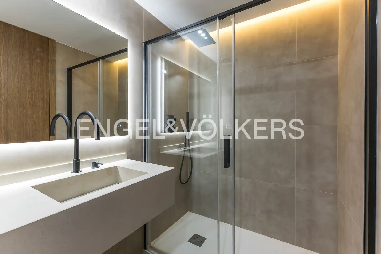 Bathroom of Flat for sale in Madrid  with Air Conditioner and Heating