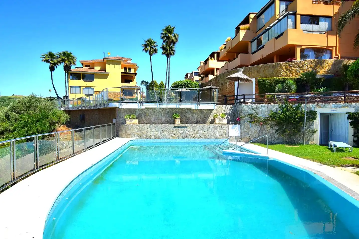 Piscina de Àtic en venda en Sotogrande amb Aire condicionat, Terrassa i Traster