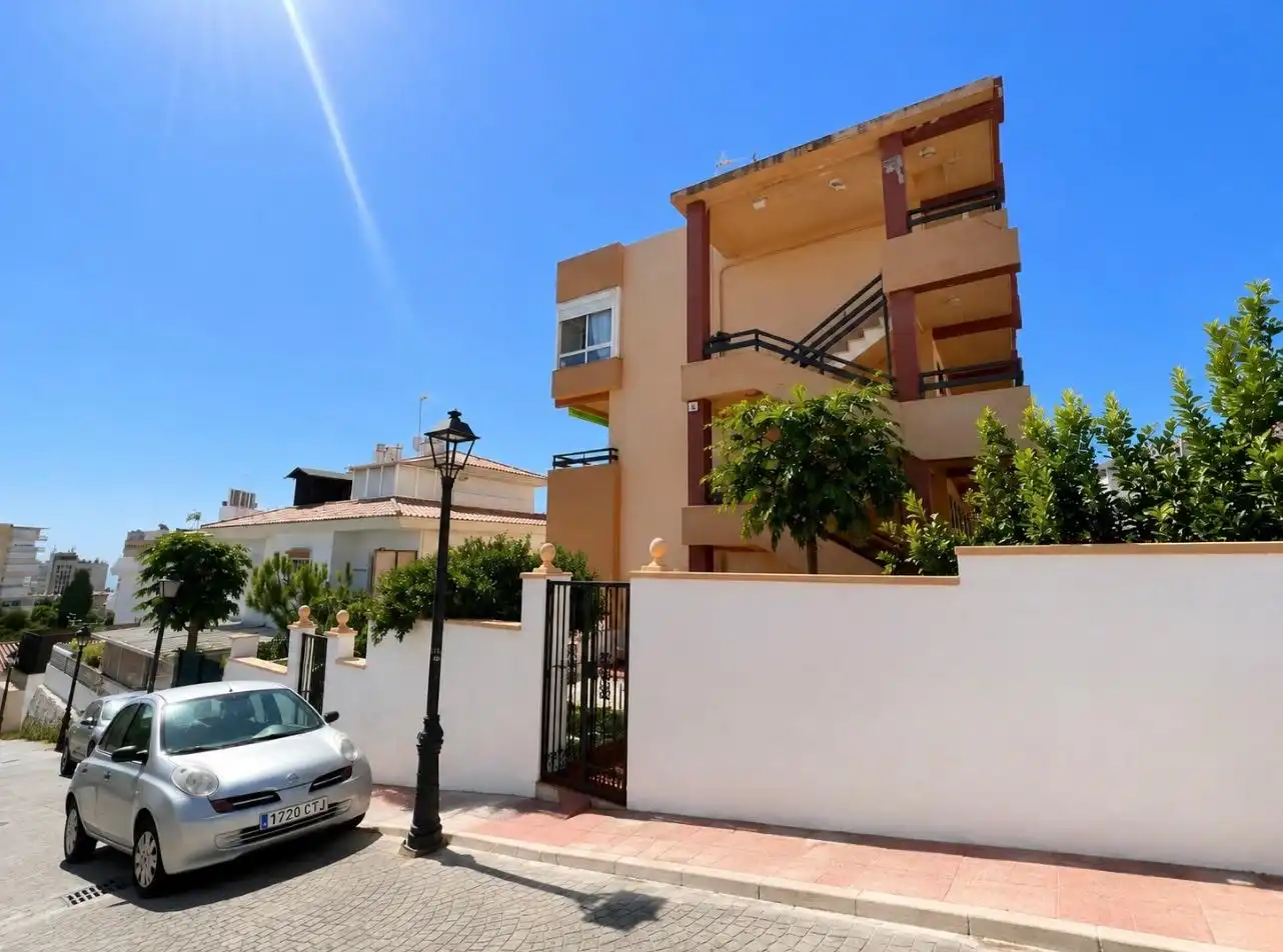 Vista exterior de Planta baixa en venda en Torremolinos amb Aire condicionat, Calefacció i Jardí privat