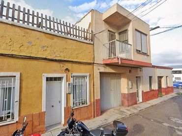 Casa amb balcó en venda a Carrer del Riu Segura 22