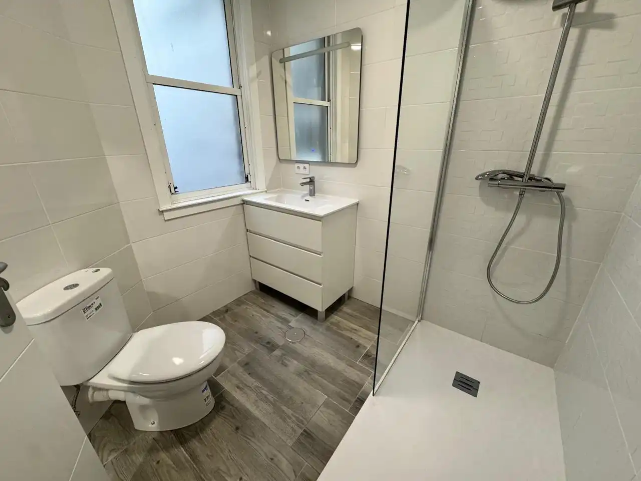 Badezimmer von Wohnung zur Miete in A Coruña Capital  mit Heizung, Abstellraum und Möbliert