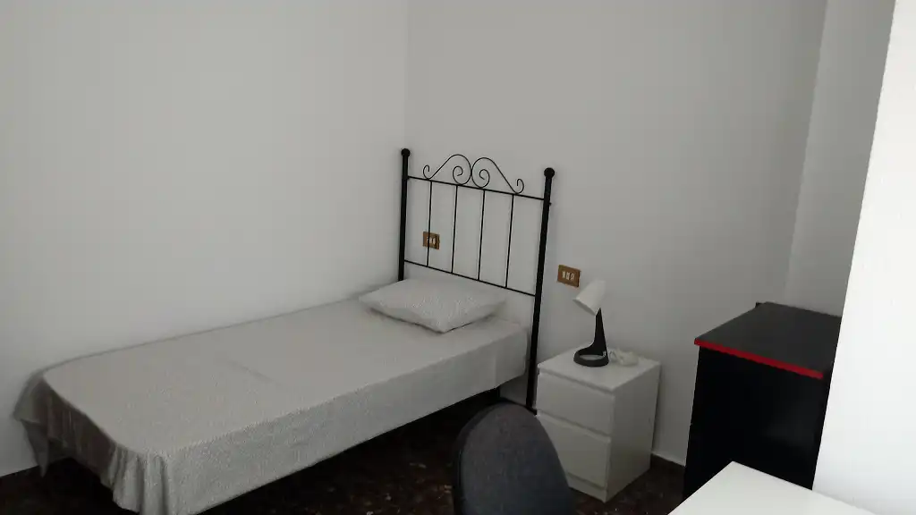 Habitación de Piso en venta en Castellón de la Plana / Castelló de la Plana con Calefacción, Terraza y Amueblado