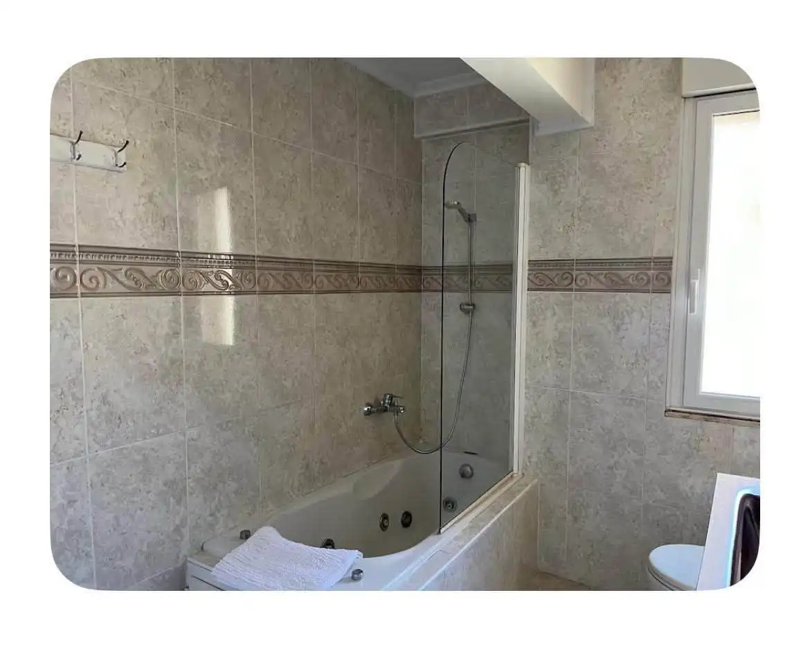 Baño de Piso de alquiler en Torrelavega  con Calefacción, Parquet y Amueblado