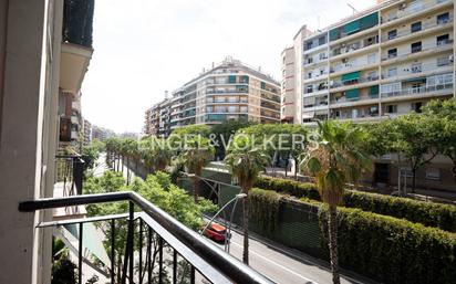 Vista exterior de Apartament en venda en  Barcelona Capital amb Aire condicionat, Terrassa i Balcó