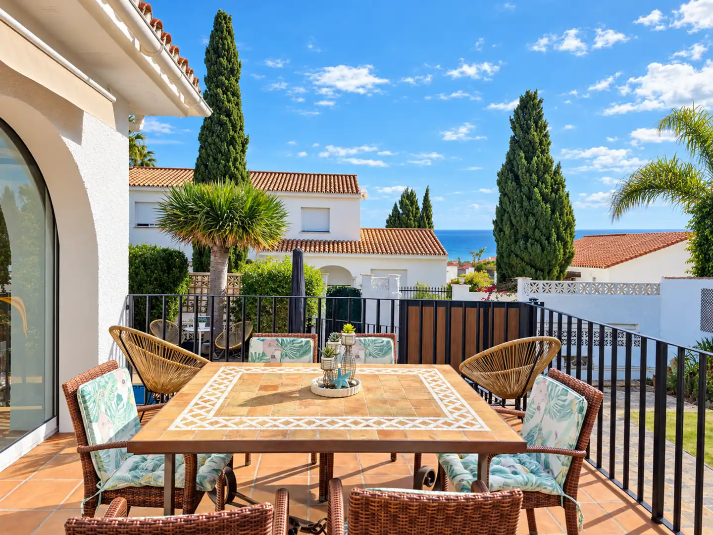 Terrace of Houses for sale in La Duquesa