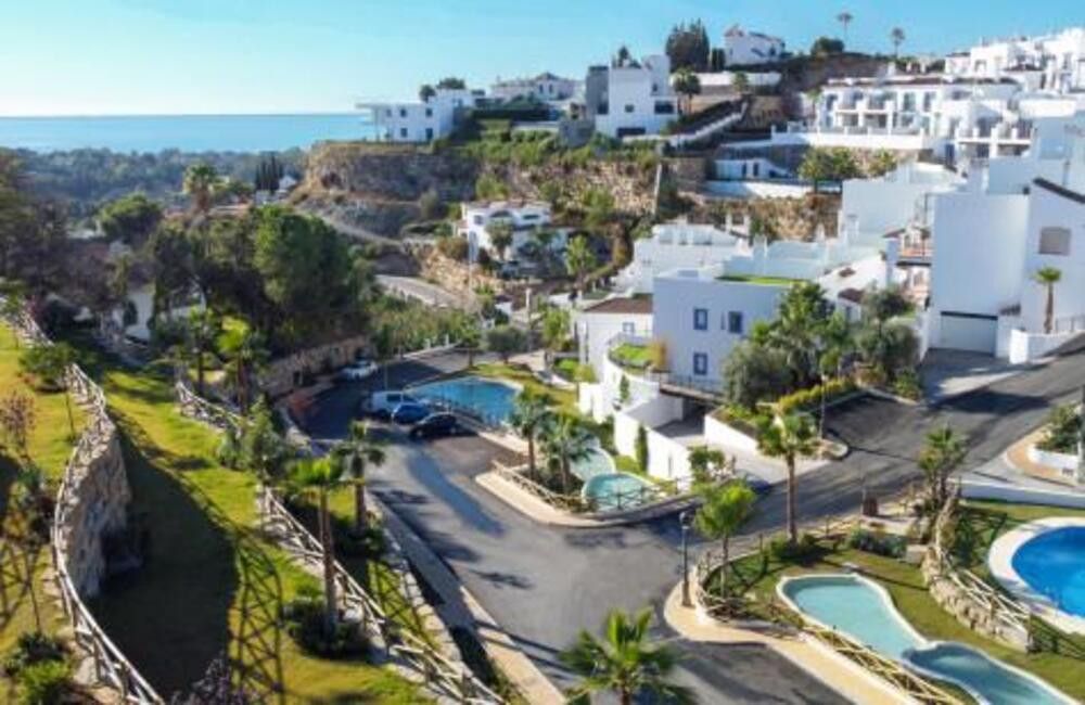 Vista exterior de Apartament en venda en Benahavís amb Aire condicionat, Terrassa i Piscina