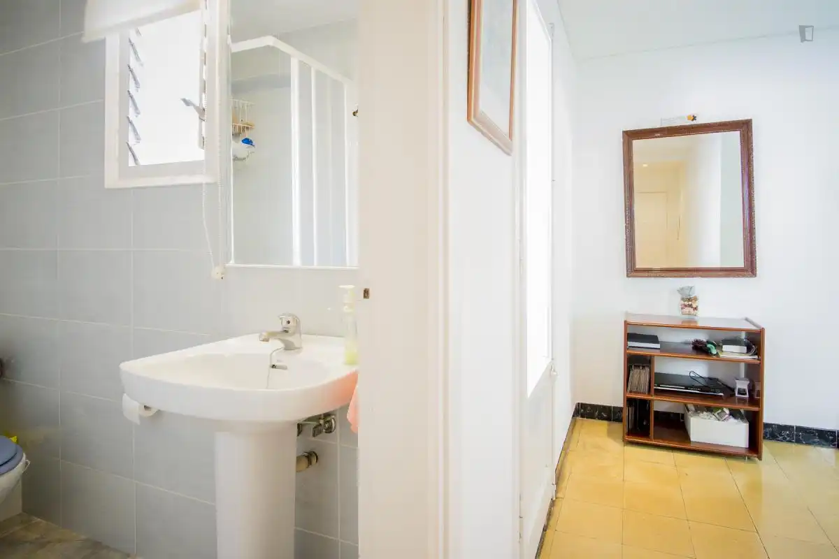 Baño de Apartamento para compartir en L'Hospitalet de Llobregat con Amueblado, Horno y Lavadora