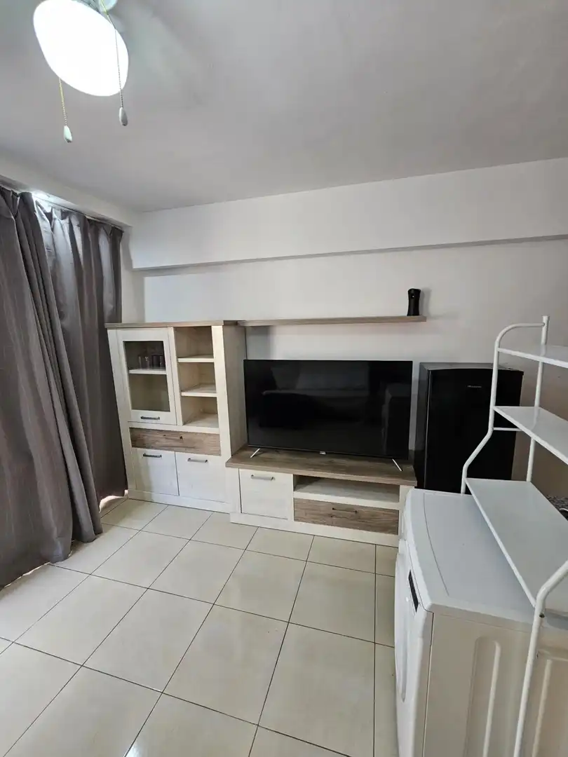 Sala d'estar de Estudi de lloguer en Benidorm amb Aire condicionat, Terrassa i Moblat