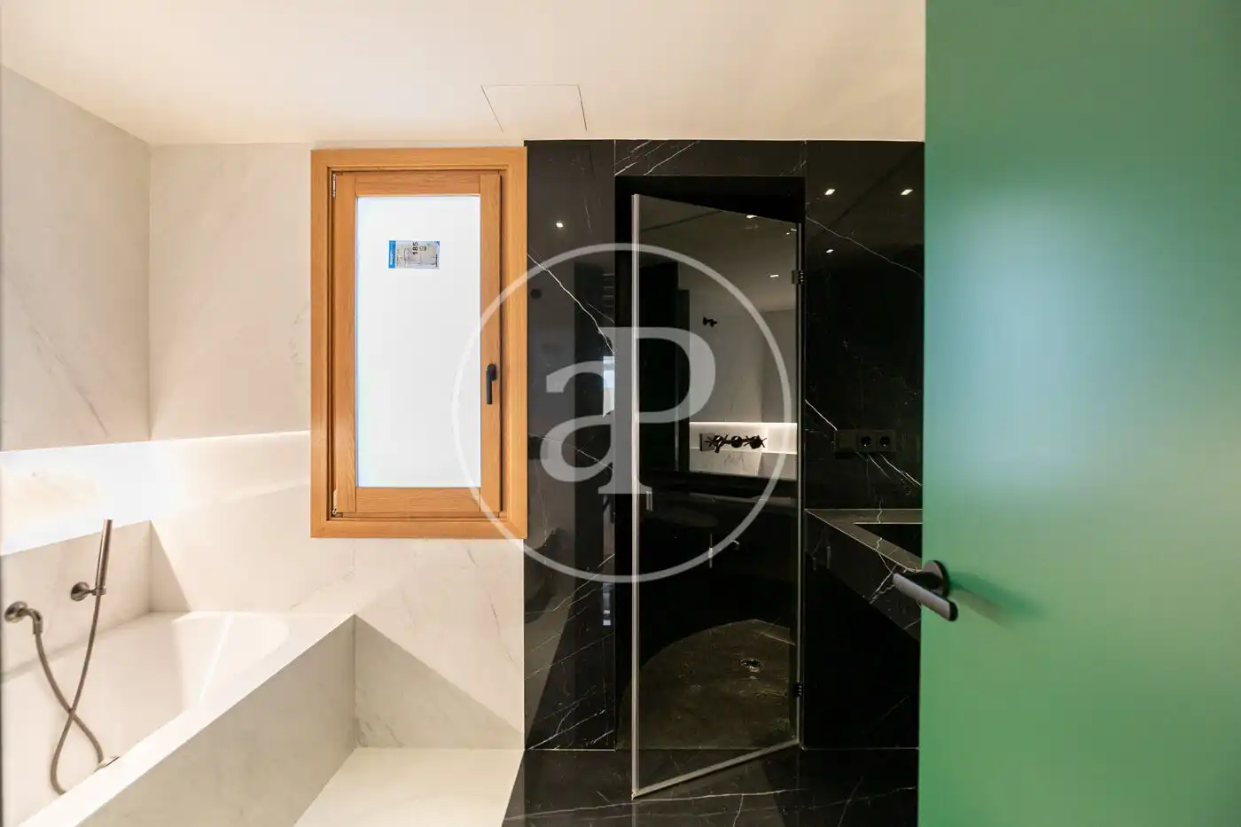 Badezimmer von Dachboden zum Verkauf in Barcelona mit Klimaanlage, Heizung und Terrasse