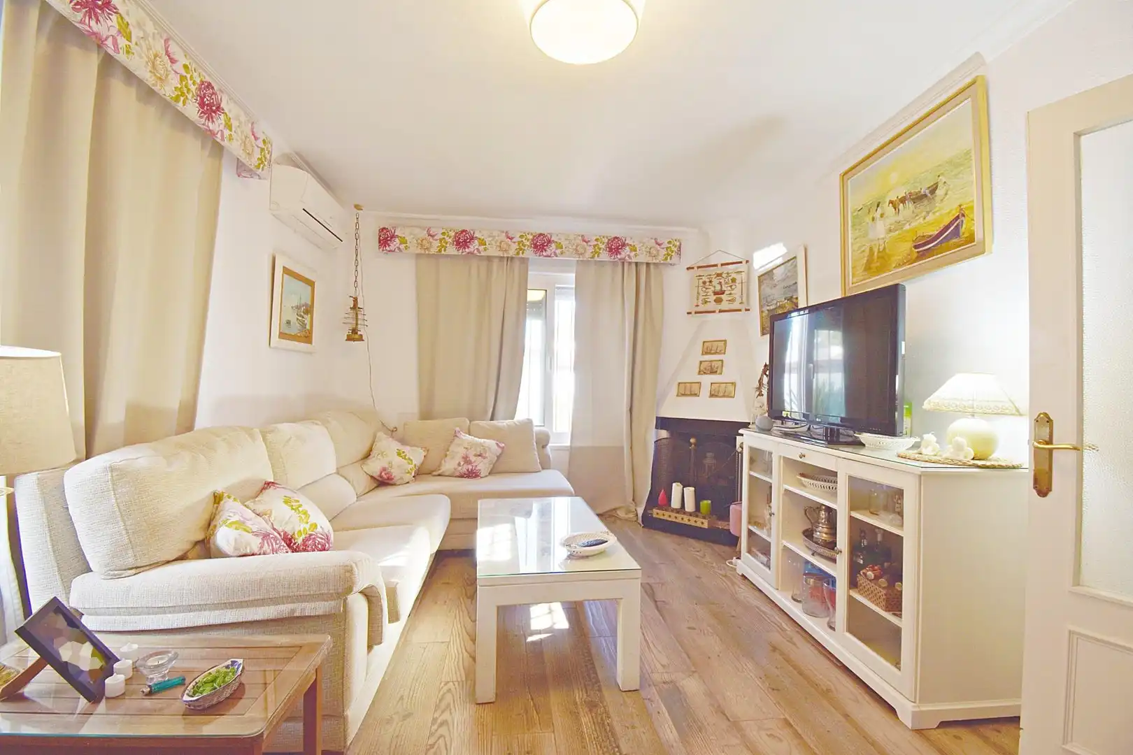 Sala d'estar de Casa o xalet en venda en El Puerto de Santa María amb Aire condicionat i Jardí privat