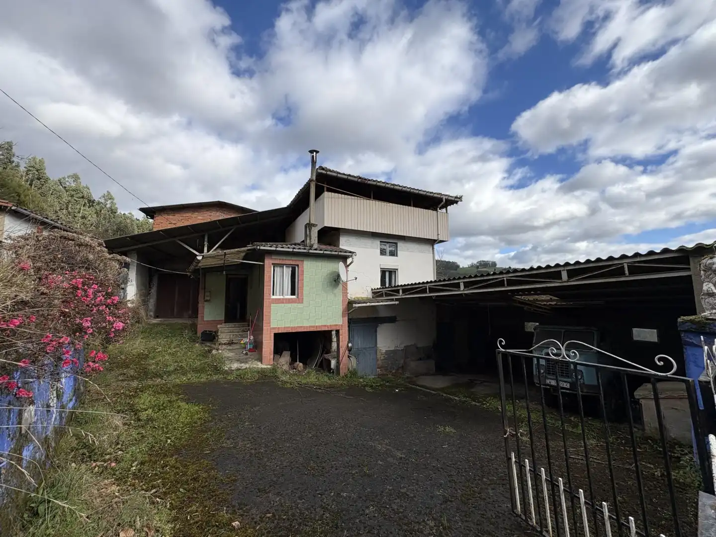 Vista exterior de Casa o xalet en venda en Salas amb Calefacció, Terrassa i Traster