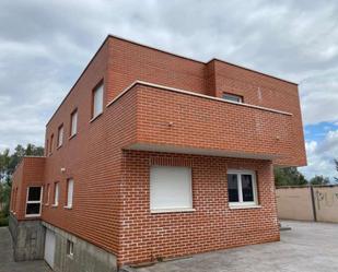 Vista exterior de Casa o xalet en venda en Onzonilla amb Piscina