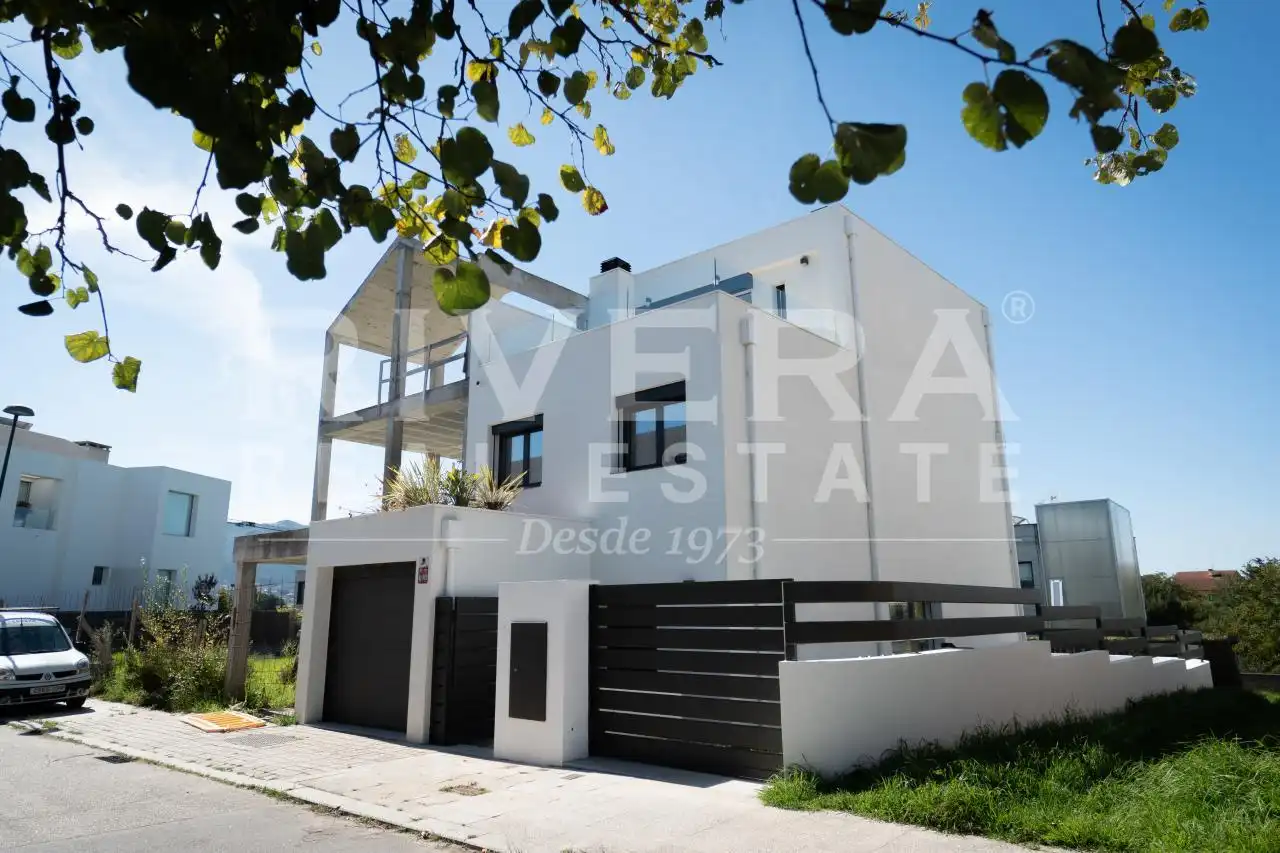 Vista exterior de Casa adosada en venta en Vigo  con Calefacción y Jardín privado