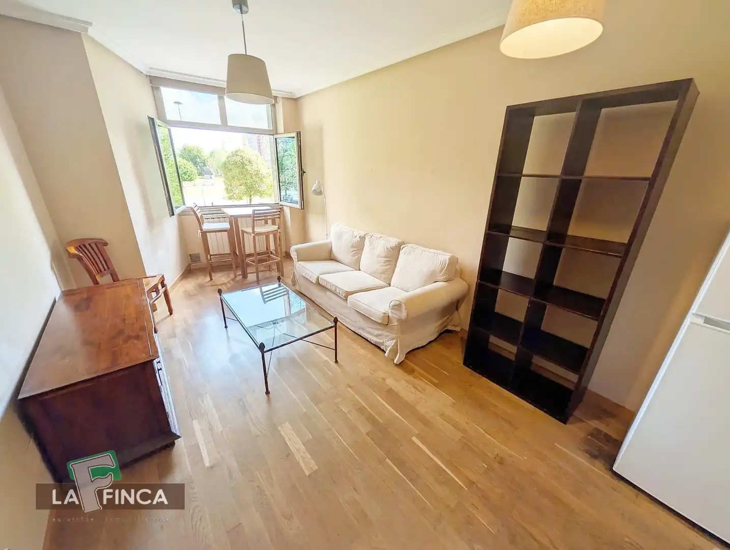 Sala de estar de Apartamento en venta en Oviedo  con Calefacción, Trastero y Amueblado