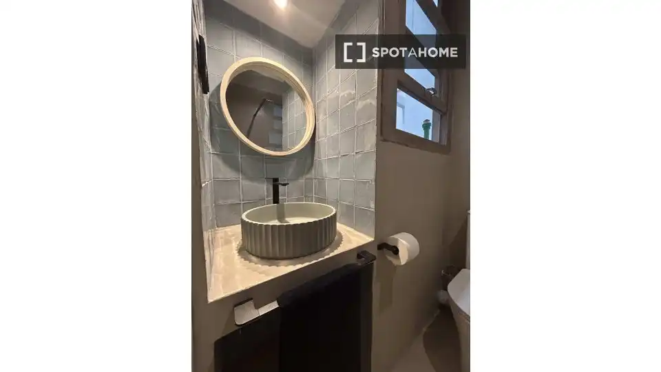 Bathroom of Flat for rent in Valencia  with Air Conditioner, Heating and Furnished