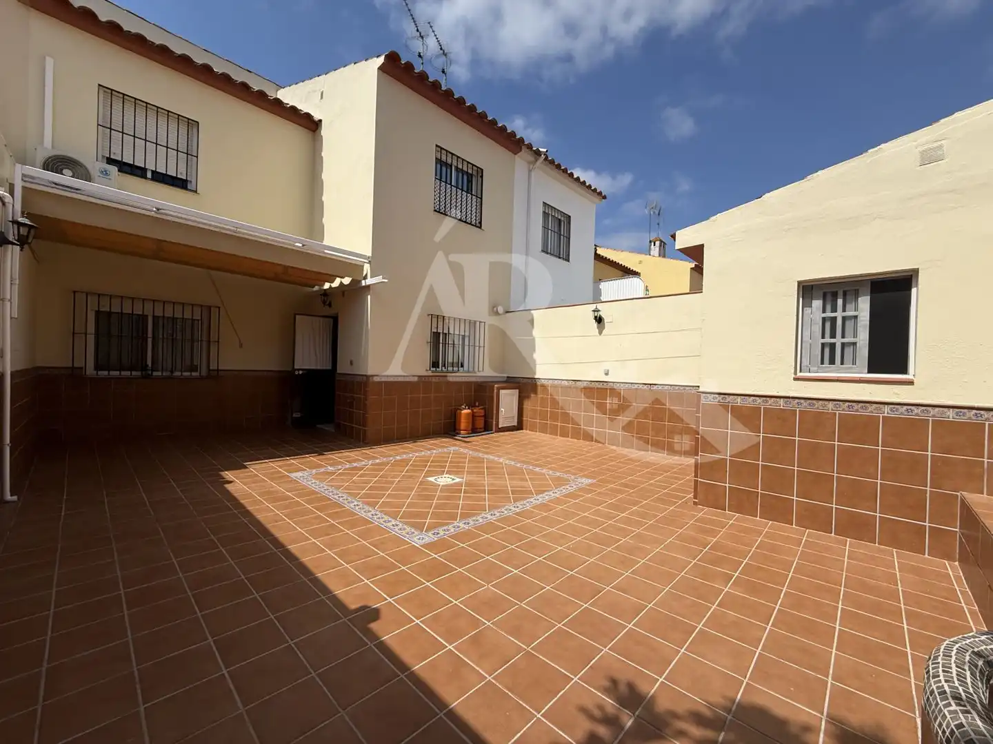 Jardí de Casa adosada de lloguer en Umbrete amb Aire condicionat