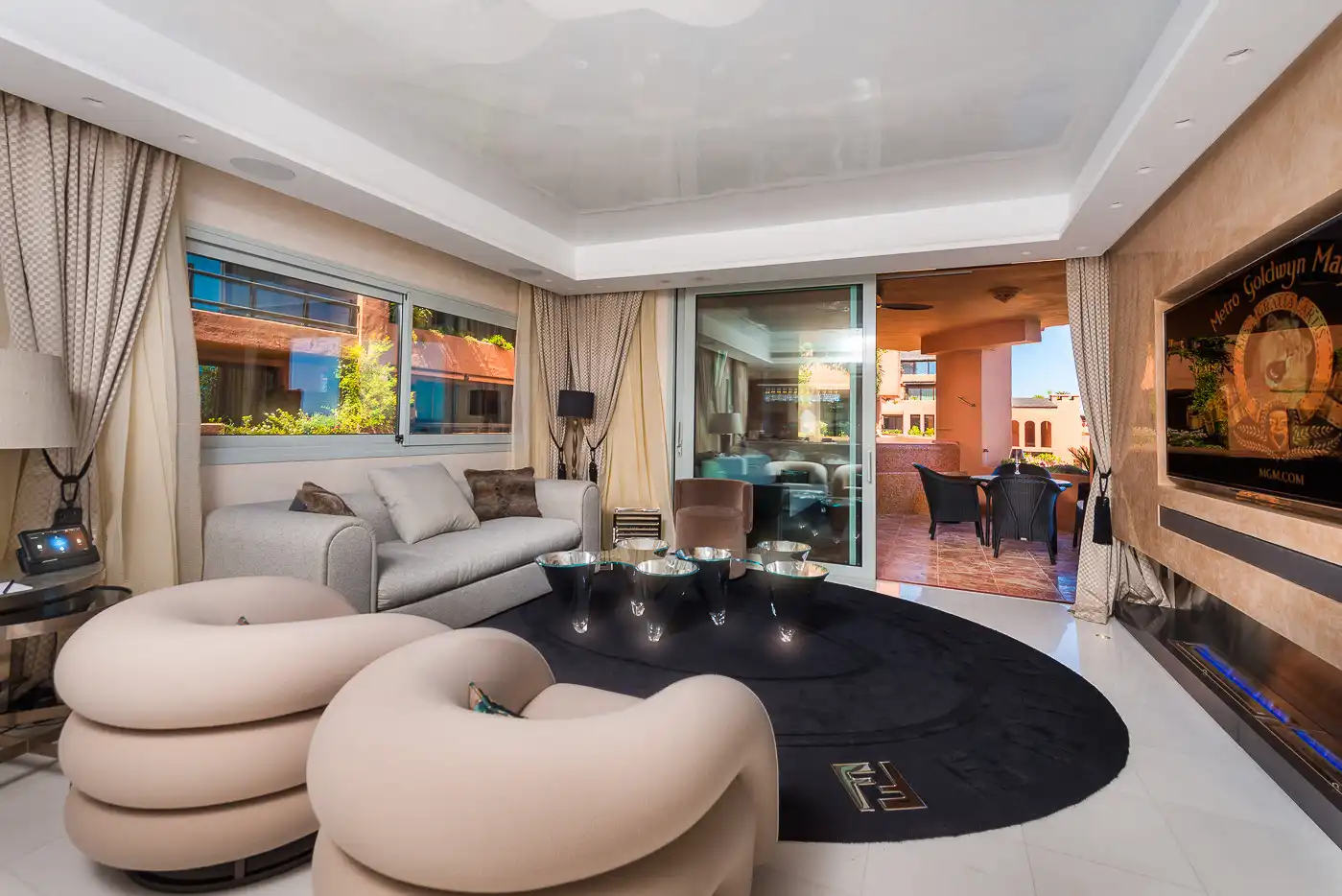 Sala d'estar de Apartament en venda en Estepona amb Aire condicionat, Terrassa i Piscina
