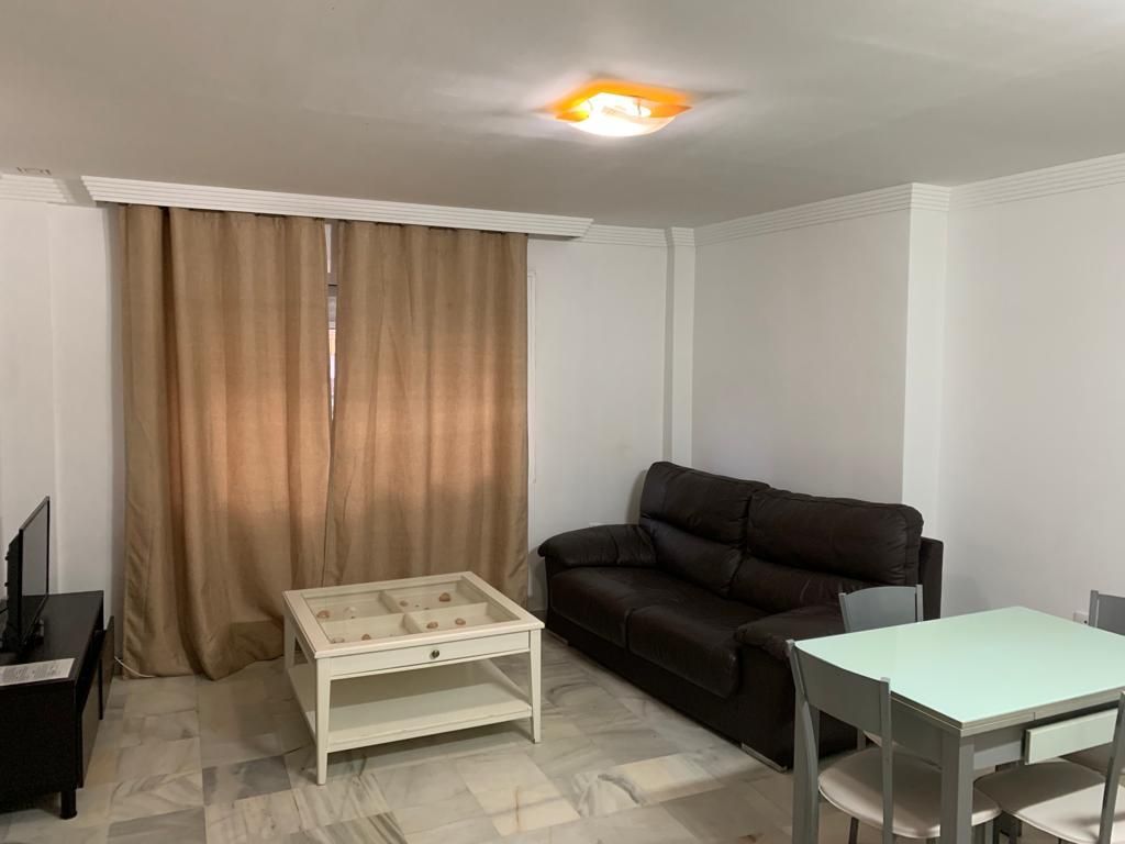 Sala d'estar de Pis de lloguer en La Línea de la Concepción amb Aire condicionat, Rentadora i Microones