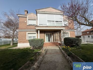 Chalet con balcón en venta en Calle Cordel de la Isla 9