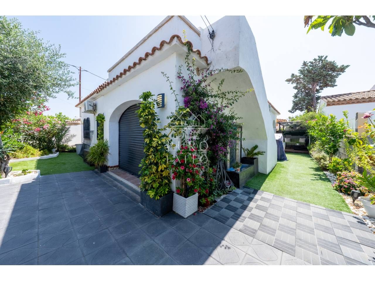 Vista exterior de Casa o xalet en venda en Mont-roig del Camp amb Aire condicionat, Jardí privat i Parquet