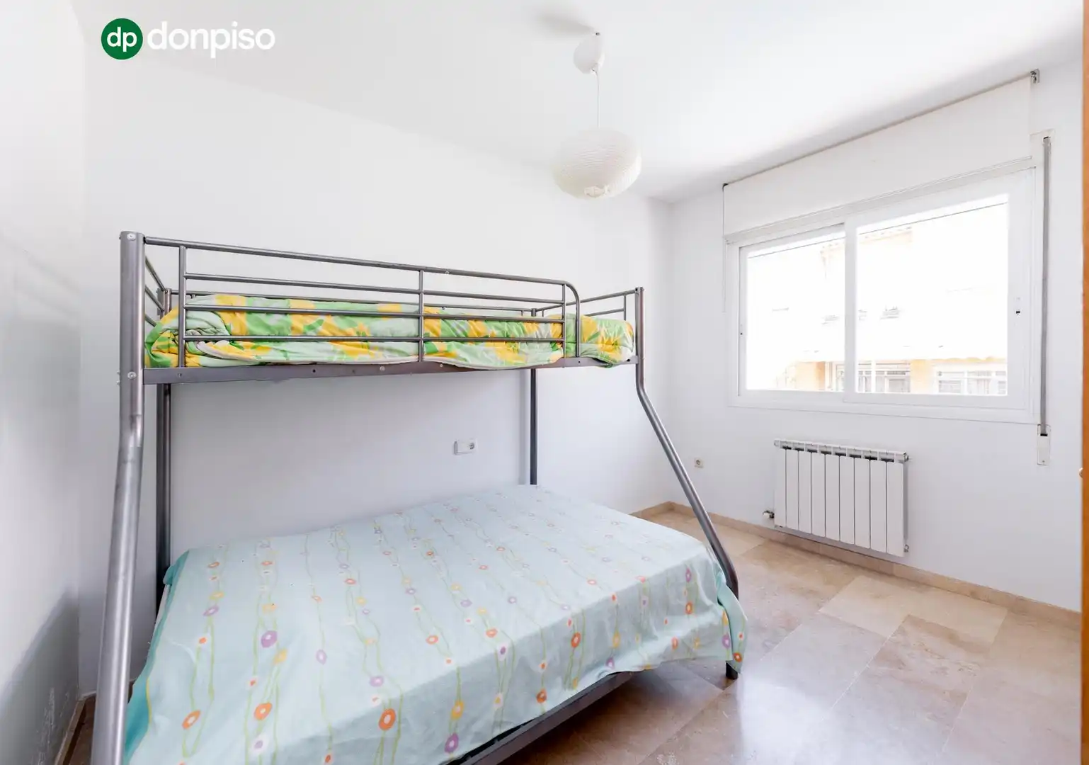 Habitación de Casa adosada en venta en Granada con Aire acondicionado, Calefacción y Piscina comunitaria