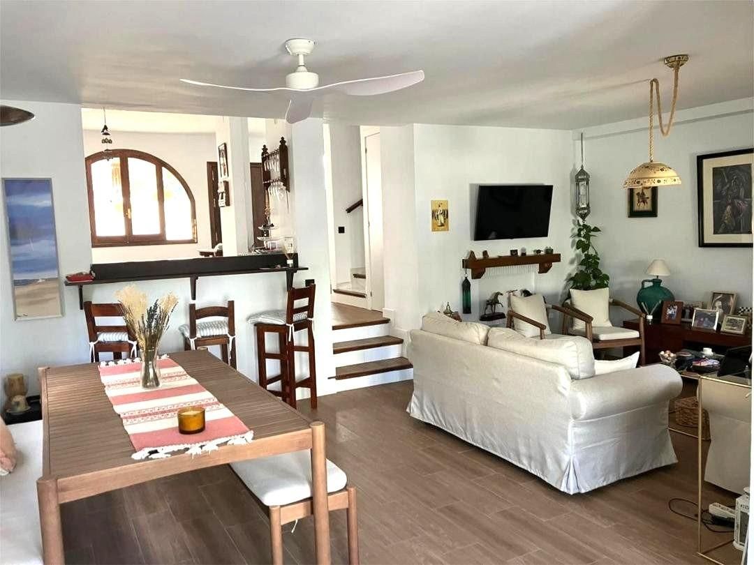 Sala d'estar de Casa adosada en venda en Torremolinos amb Aire condicionat, Jardí privat i Terrassa