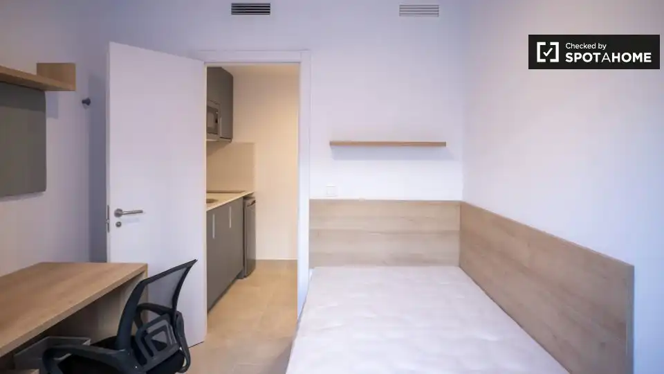 Bedroom of Flat for rent in Valencia  with Air Conditioner, Heating and Furnished