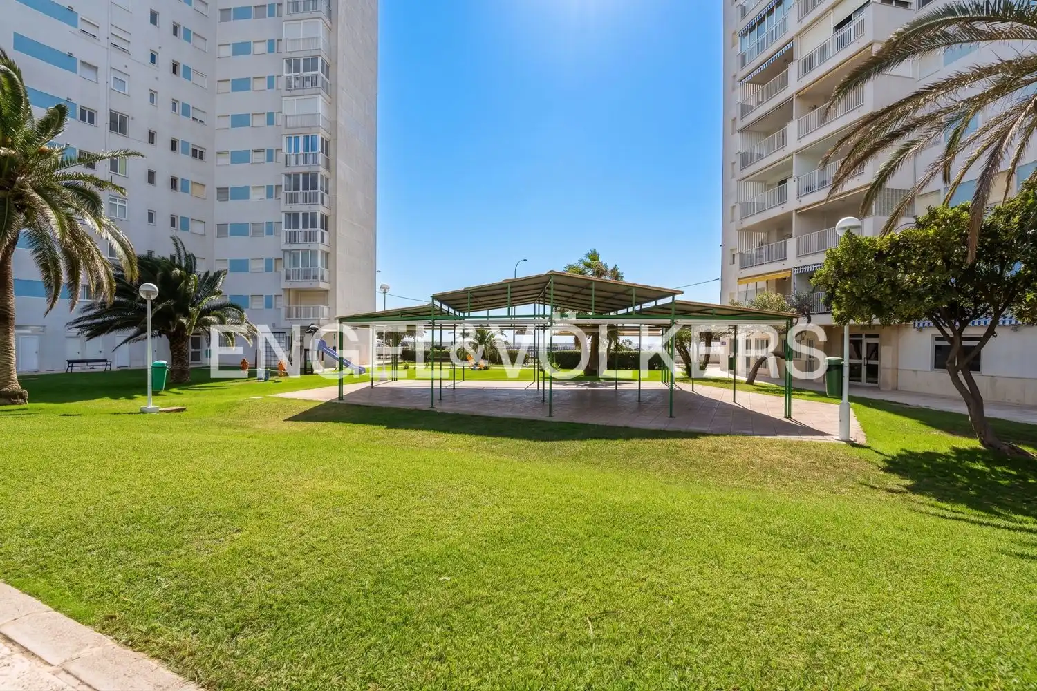 Vista exterior de Pis de lloguer en Valencia amb Calefacció, Terrassa i Piscina