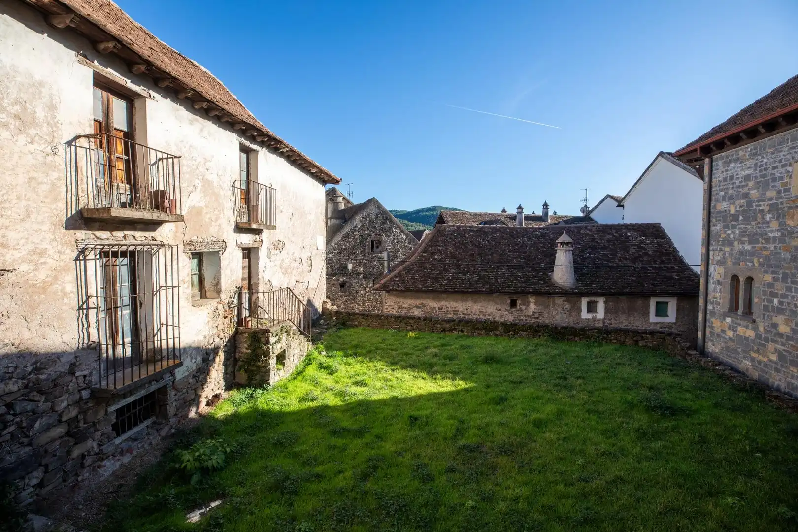 Vista exterior de Finca rústica en venda en Valle de Hecho amb Jardí privat