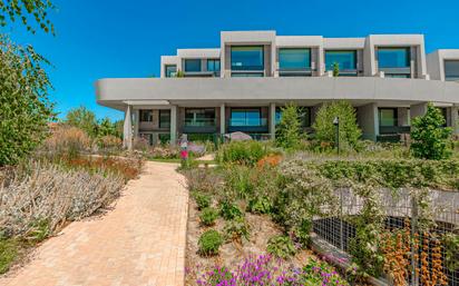 Vista exterior de Àtic en venda en Pozuelo de Alarcón amb Calefacció, Jardí privat i Terrassa