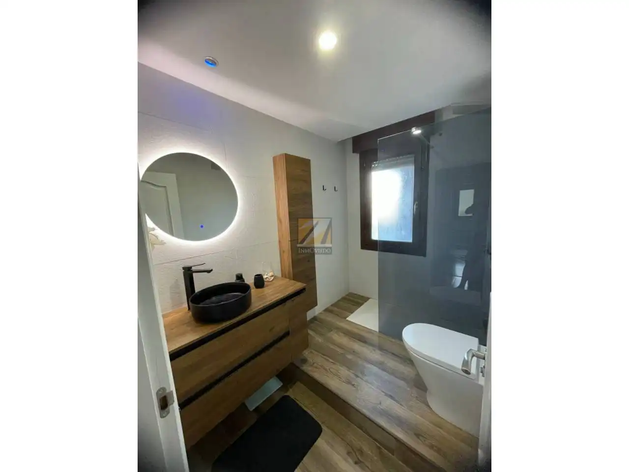 Baño de Ático de alquiler en Oviedo  con Calefacción, Parquet y Terraza