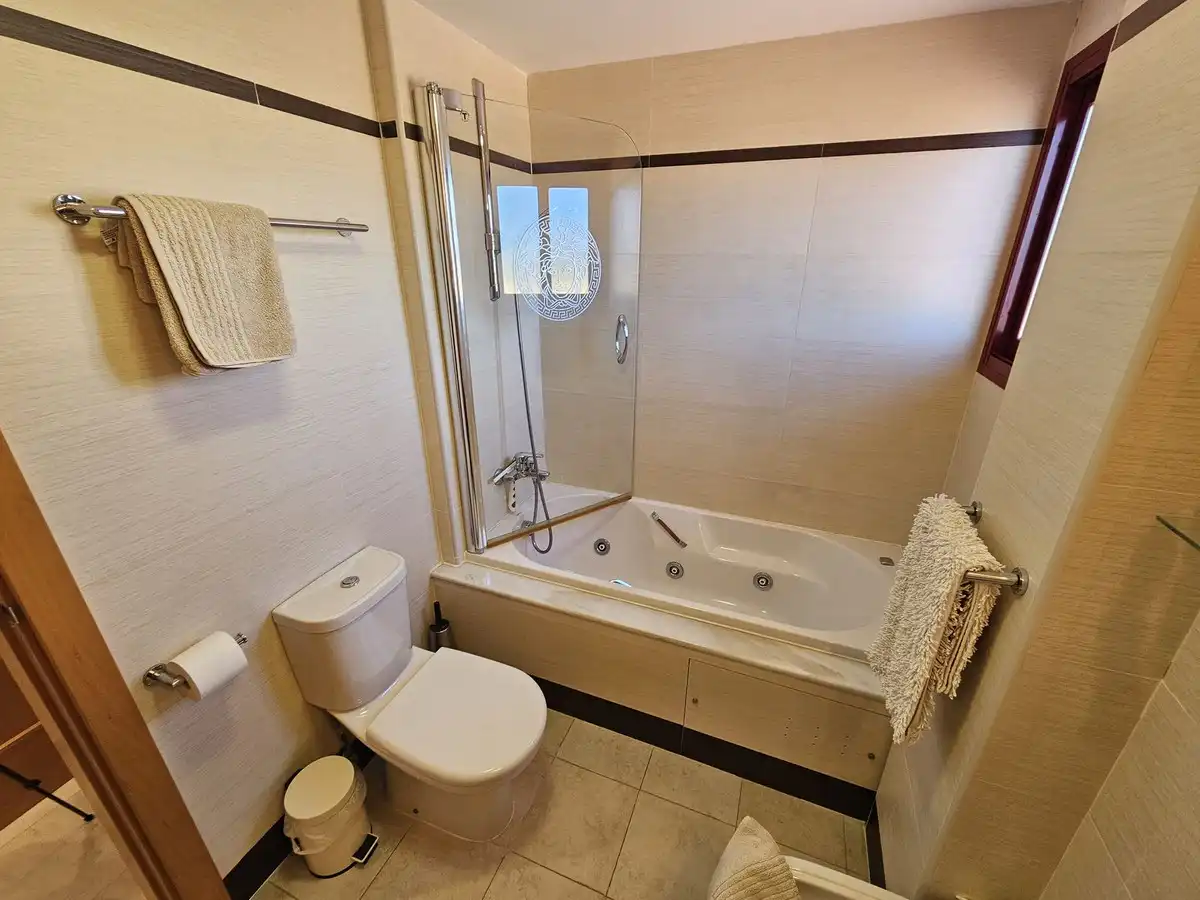 Badezimmer von Dachboden zum Verkauf in Mijas mit Klimaanlage, Terrasse und Abstellraum