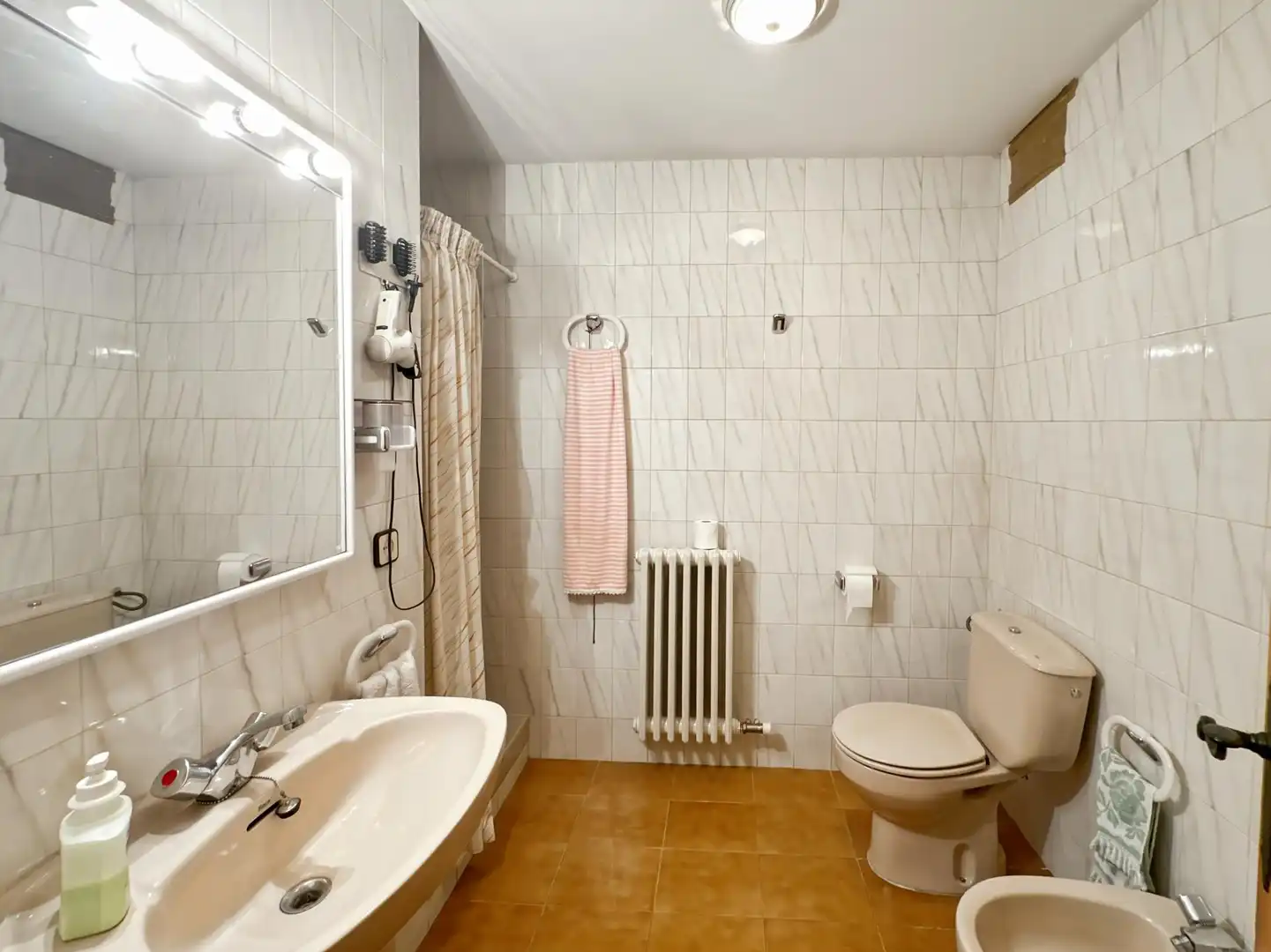 Badezimmer von Einfamilien-Reihenhaus zum Verkauf in Berga mit Heizung und Balkon