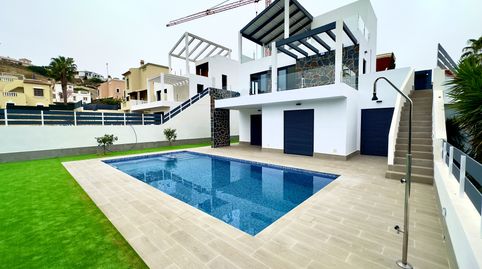 Ubicada en la prestigiosa Ciudad Quesada, esta exclusiva vivienda independiente ofrece un entorno de vida inigualable. Disentildea
