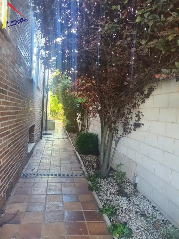 Vista exterior de Casa adosada en venda en Encinillas amb Calefacció, Jardí privat i Terrassa