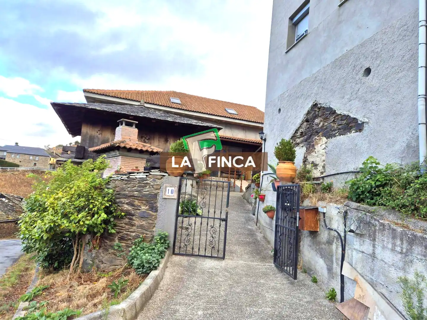 Exterior view of Houses for sale in Cangas del Narcea  with Terrace and Furnished
