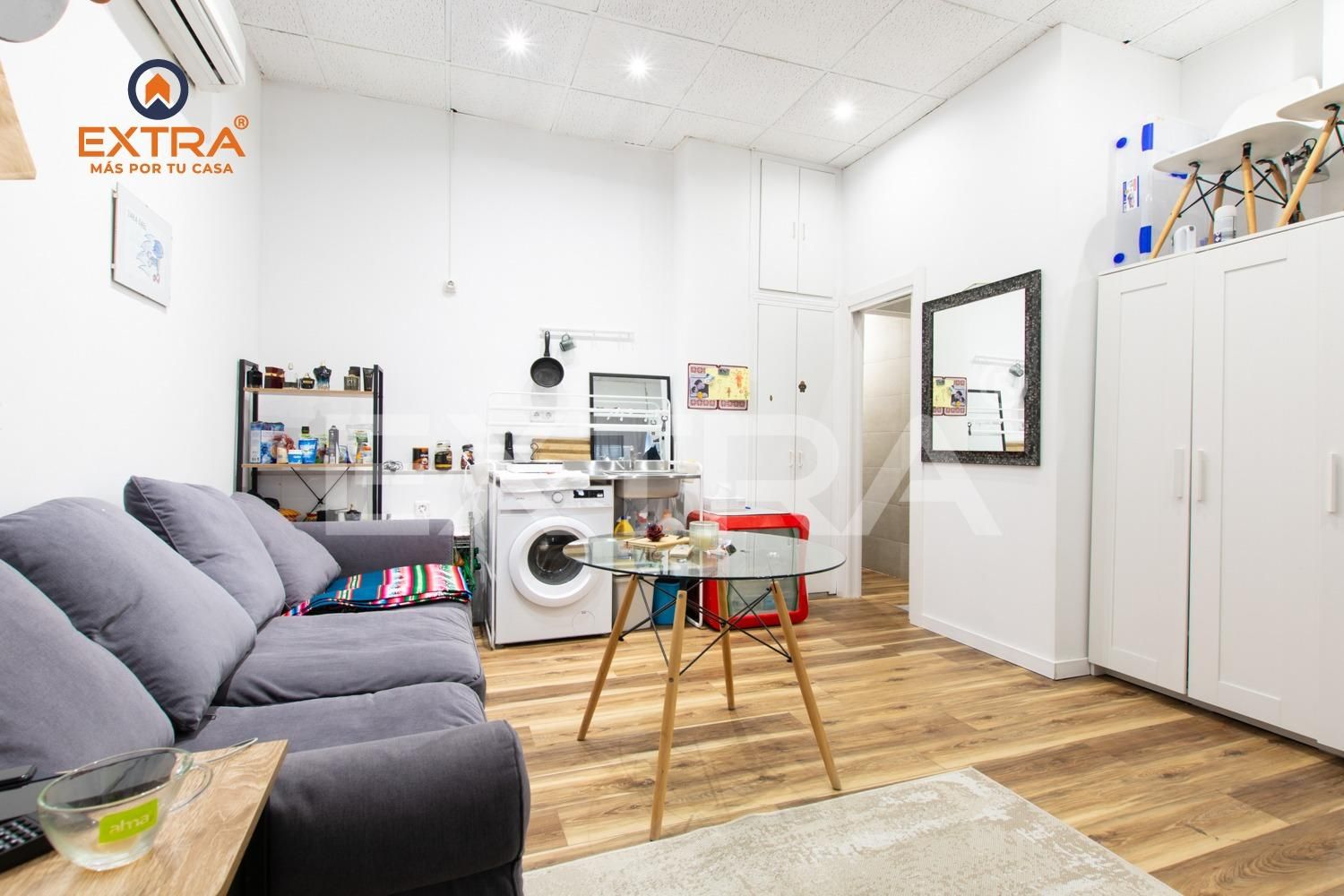 Sala d'estar de Local en venda en  Madrid Capital