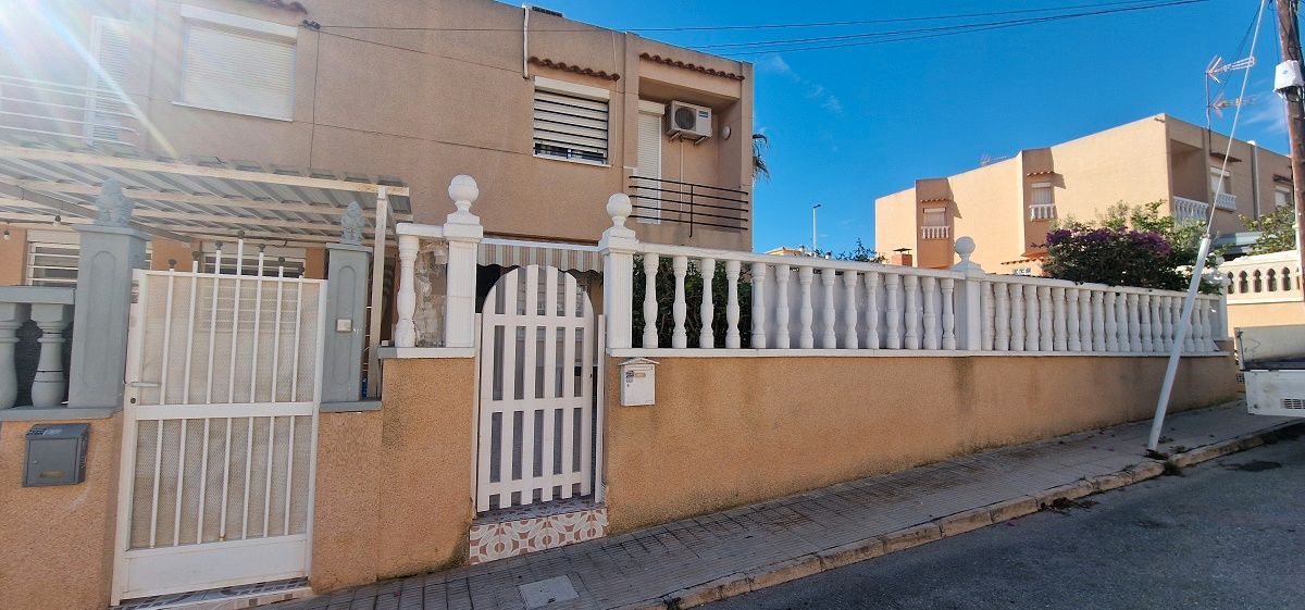 Vista exterior de Casa o xalet en venda en Santa Pola amb Aire condicionat, Terrassa i Traster