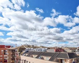 Vista exterior de Àtic en venda en Úbeda amb Aire condicionat, Terrassa i Balcó