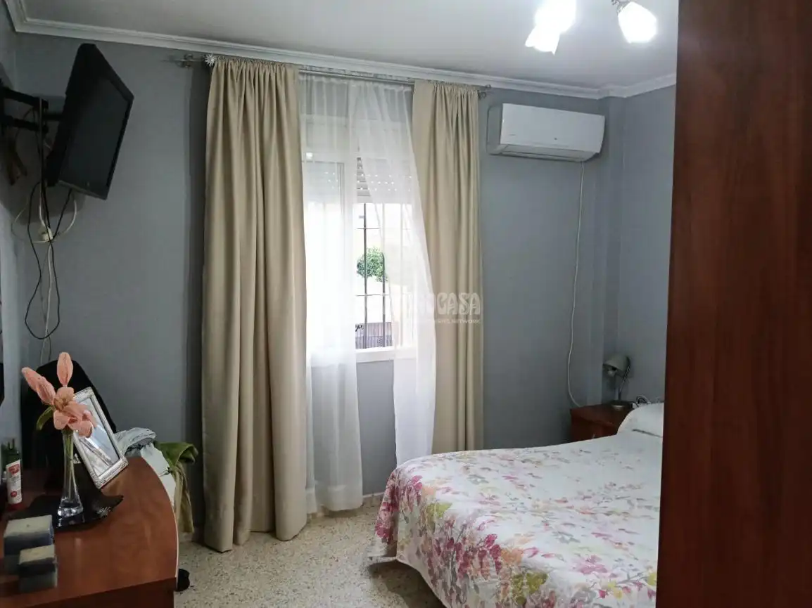 Habitación de Casa adosada en venta en Dos Hermanas con Aire acondicionado, Jardín privado y Trastero